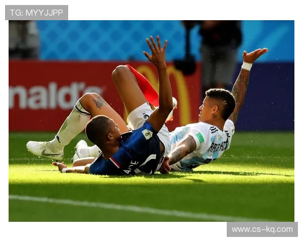 阿劳霍争议判罚引发VAR对话揭示未碰球导致点球判罚真相